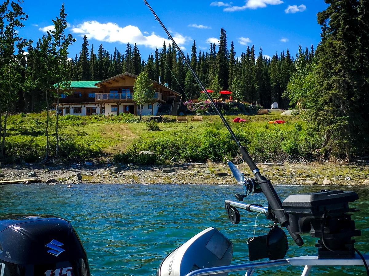 Southern Lakes Resort Tagish Экстерьер фото